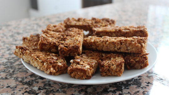 Le goûter maison du mercredi: les barres de céréales fraise-coco