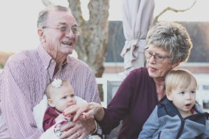 grand-parents avec petits-enfants