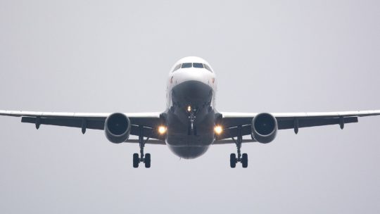 Voyage en avion avec de jeunes enfants, comment bien se préparer