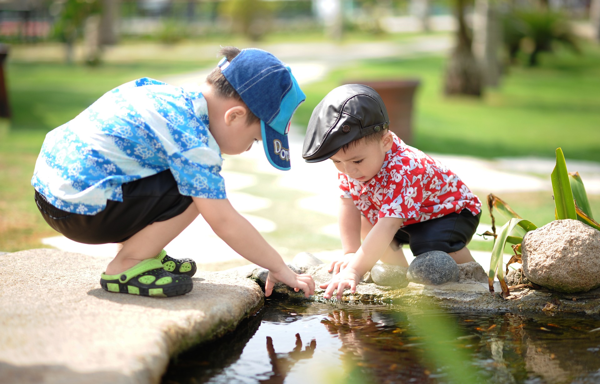 enfants qui jouent au bord de l'eau