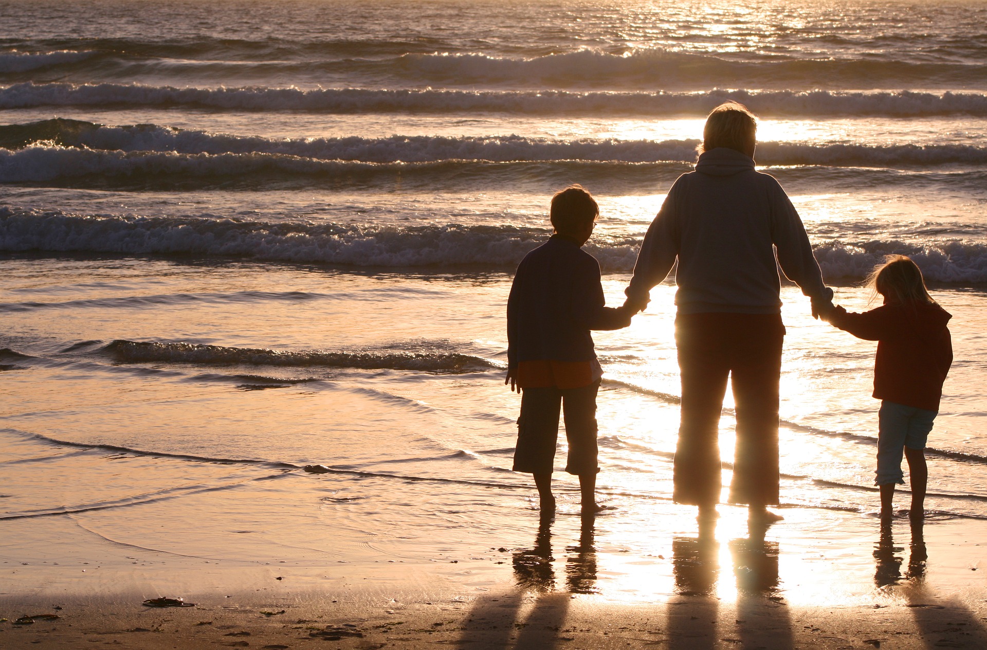 famille au bord de la mer