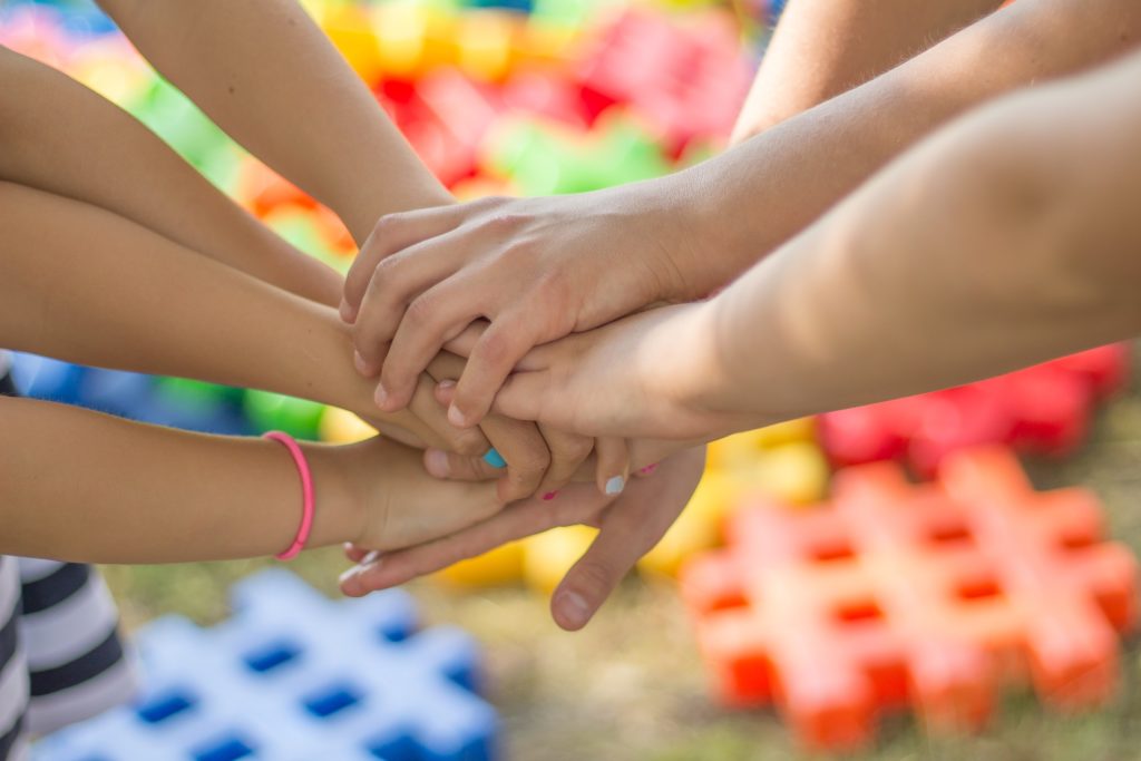 mains d'enfants ensemble
