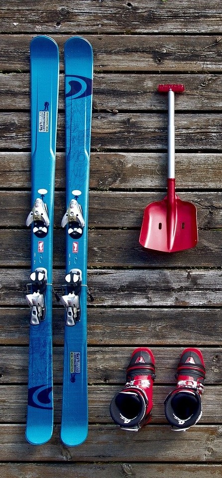 une pair de skis, des chaussures de ski et une pelle
