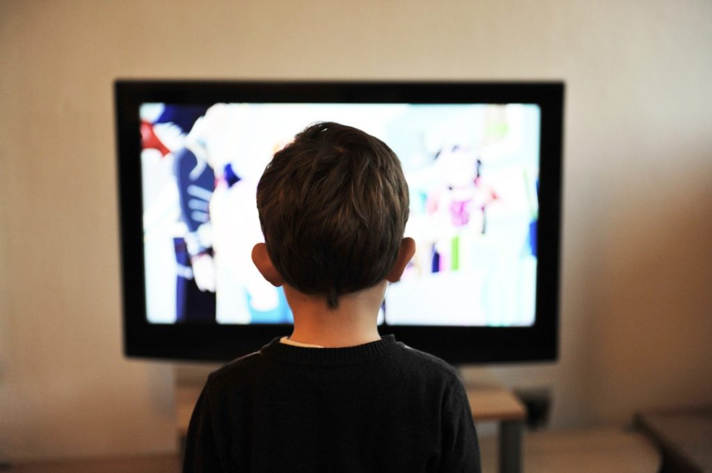 un enfant qui regarde la télévision