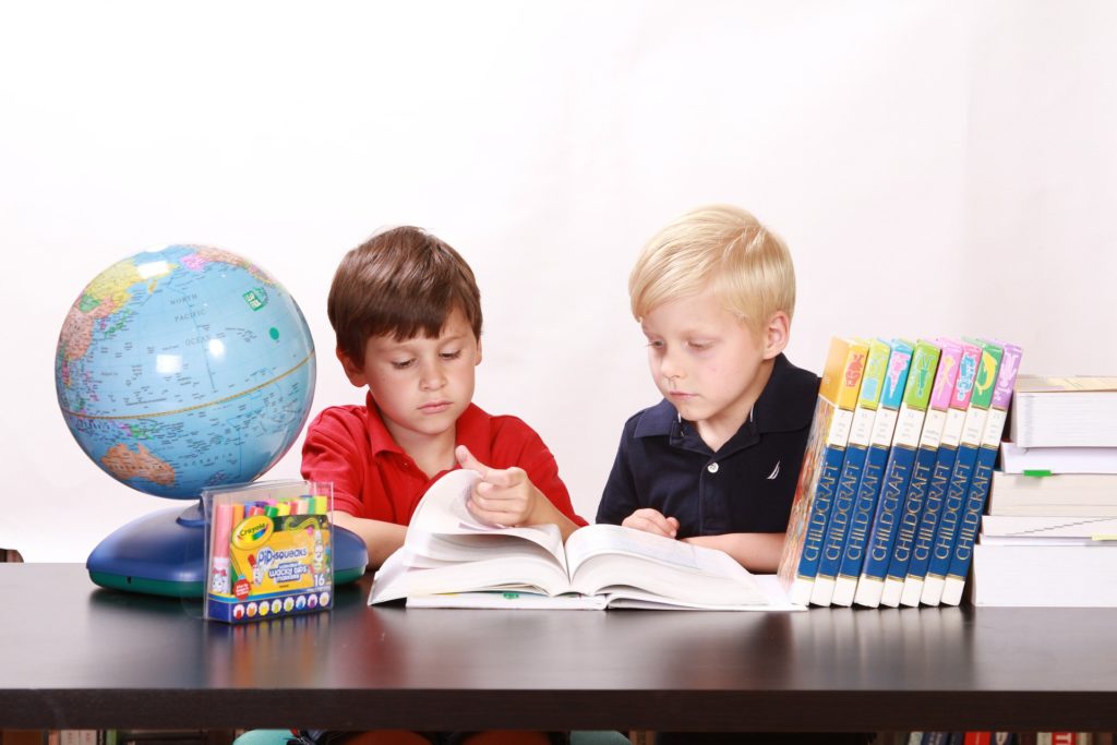 deux enfant en train d'étudier