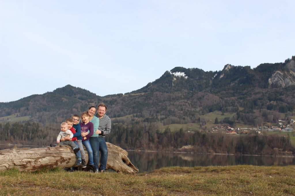 famille nombreuse au bord d'un lac. Parent, un métier à toute épreuve. 