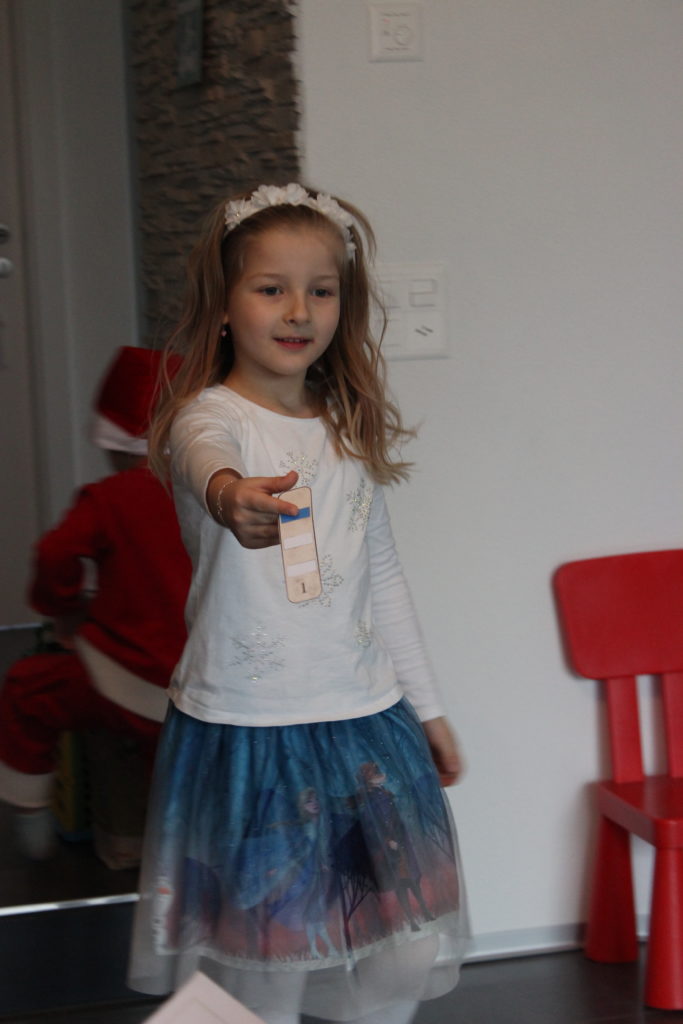 Eleane qui a trouvé un indice du jeu de piste