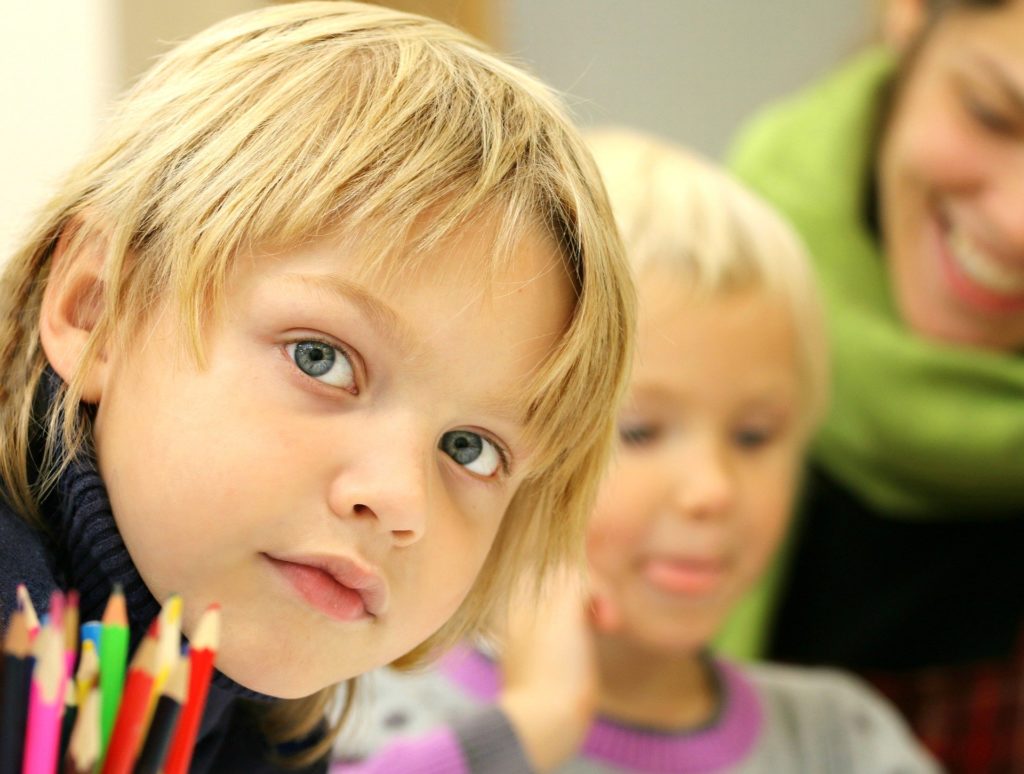 deux enfants de maternelle avec leur enseignante