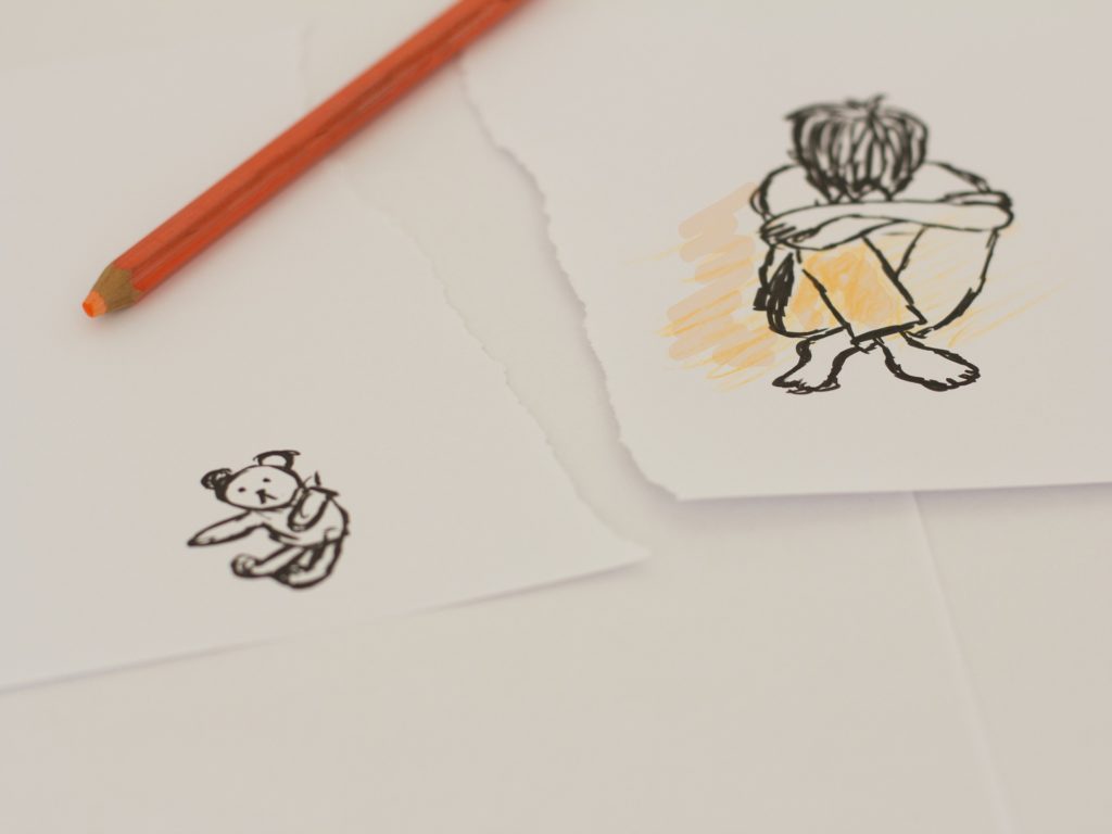 dessin d'un enfant triste