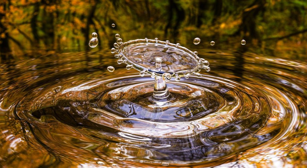 une goutte d'eau tombée dans la rivière, l'écologie au naturel