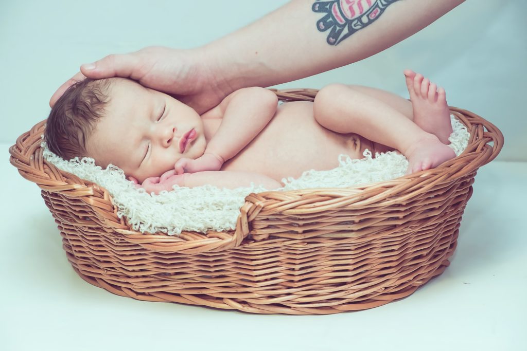 bébé couché dans un panier