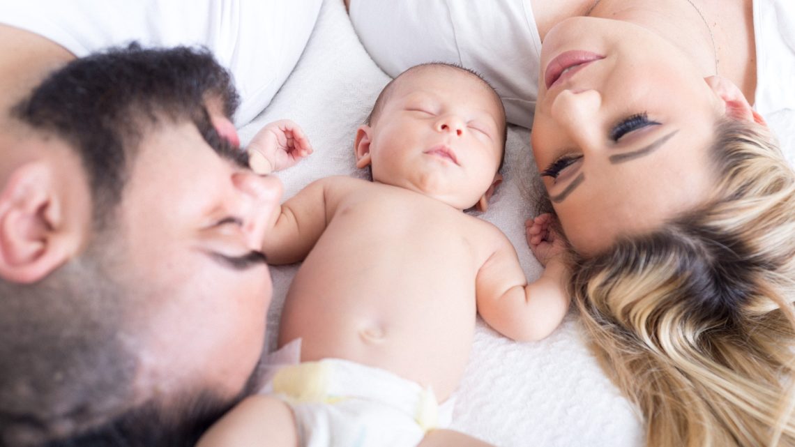 Communiquer avec bébé : les gestes simples