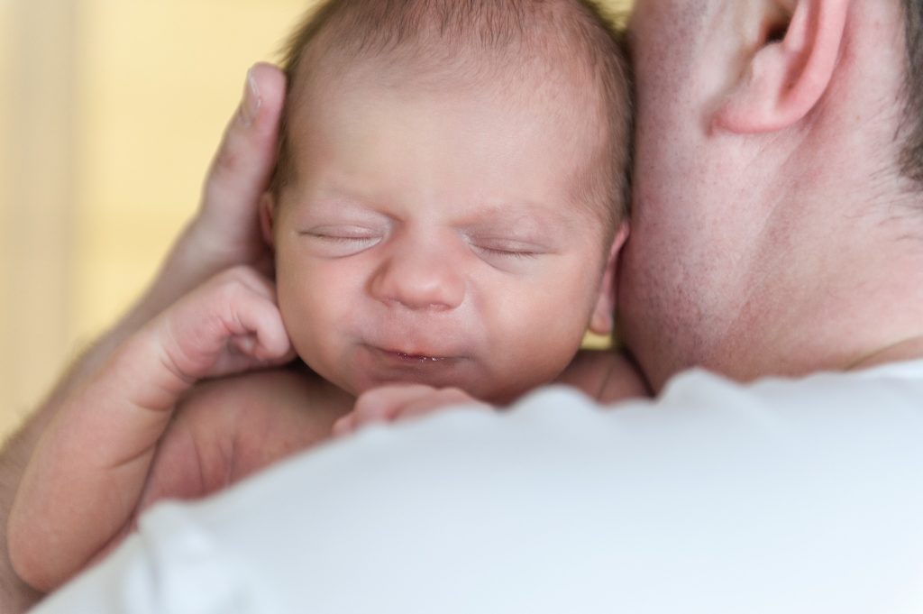 bébé en peau à peau avec son papa