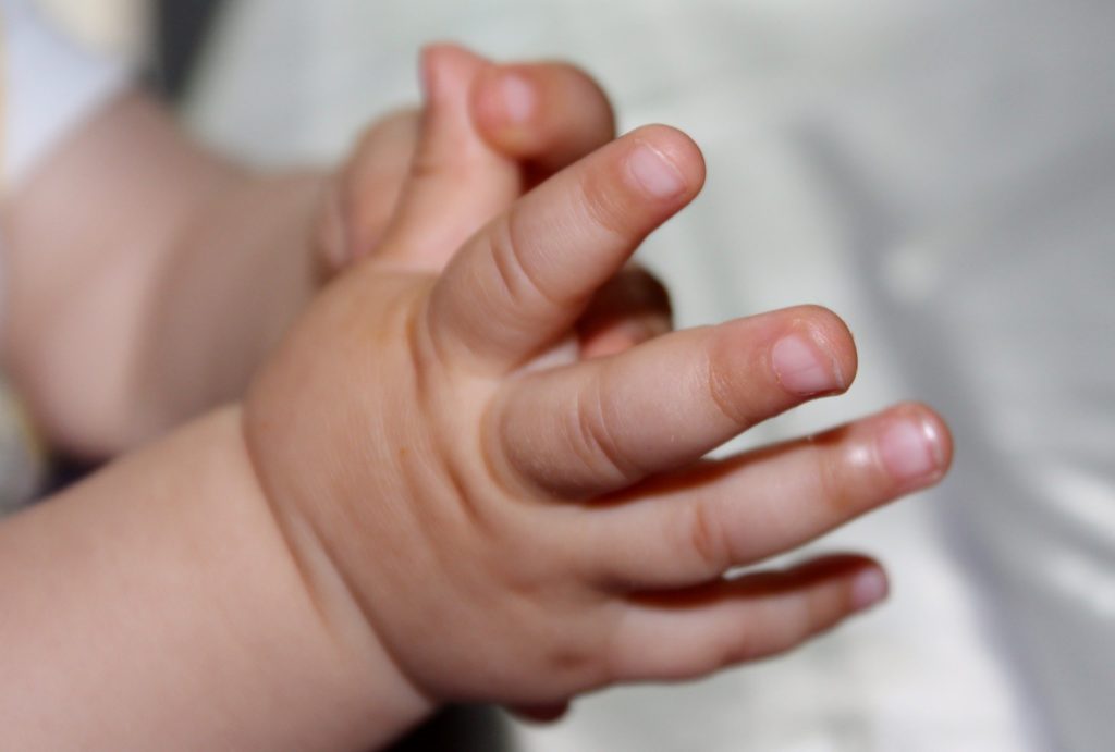 enfant qui utilise le langage des signes pour bébé pour communiquer.