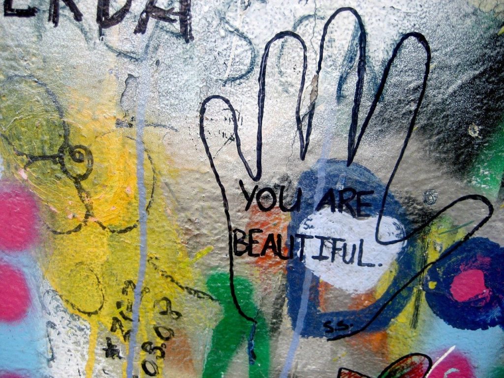 Une écriture positive sur un mur remplie de graffitis est un encouragement pour tout un chacun, 