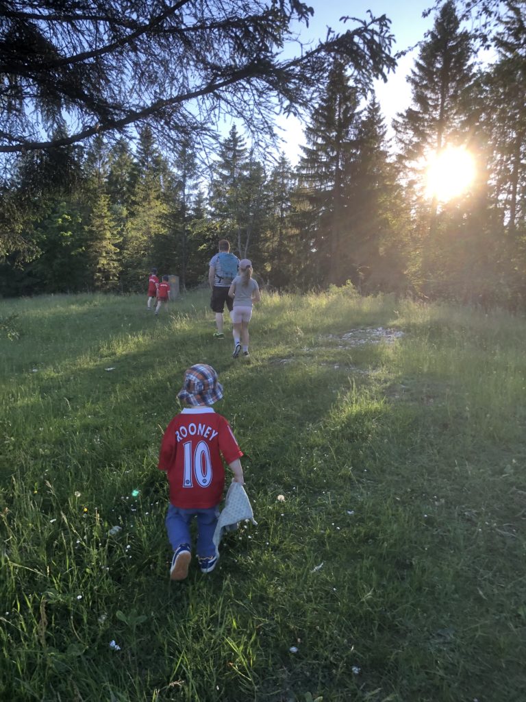 un temps de qualité en famille durant une balade en pleine nature