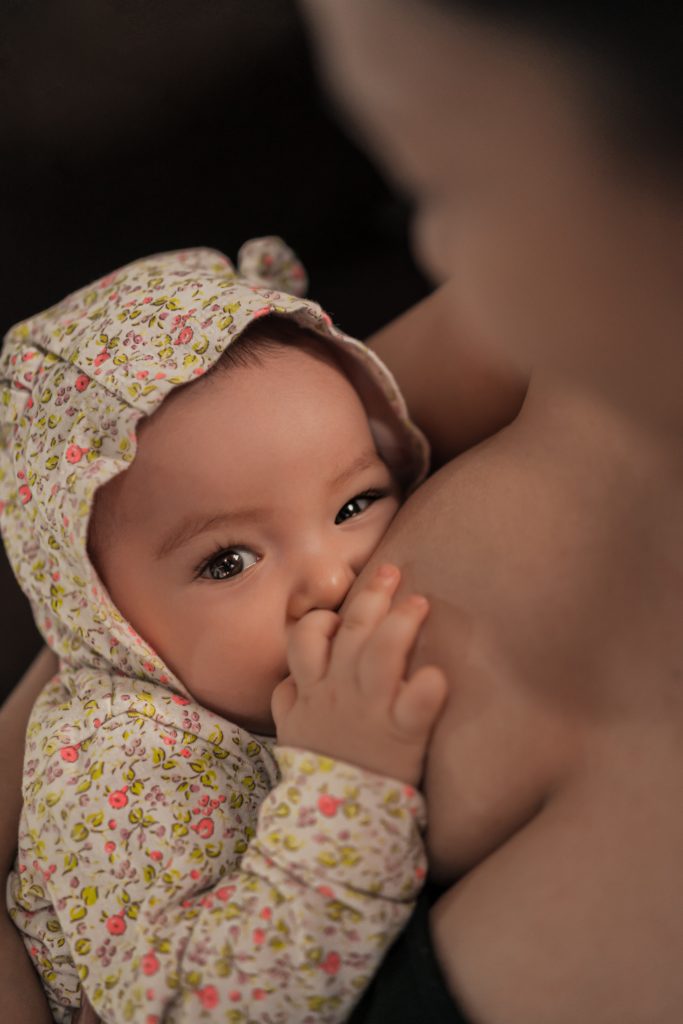 un bébé allaité. 