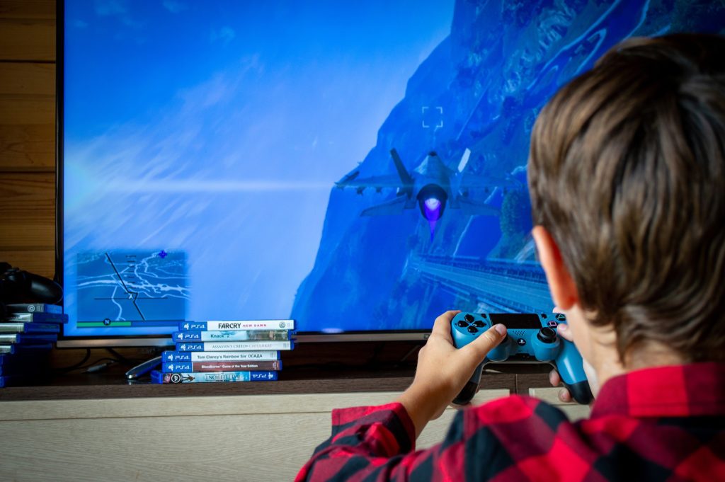 un enfant jouant à un jeu vidéo